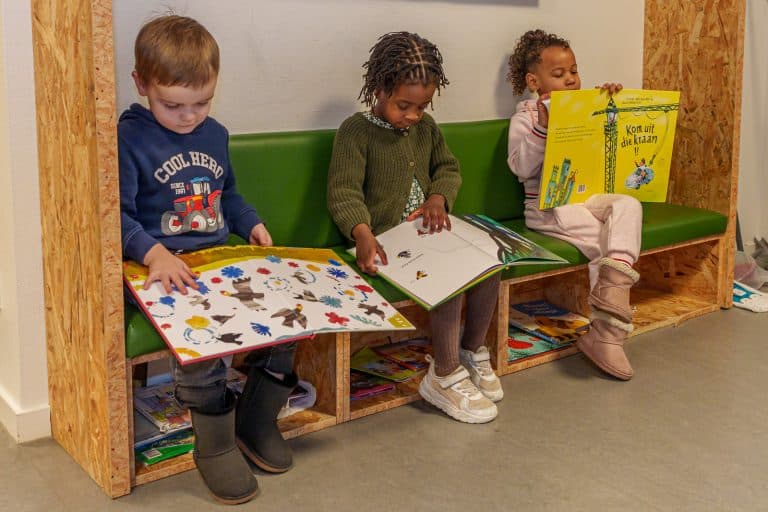 Kinderen lezen samen op de groep