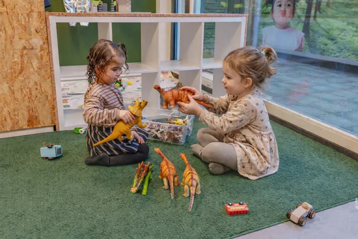 Kinderen spelen samen in onze groepsruimte