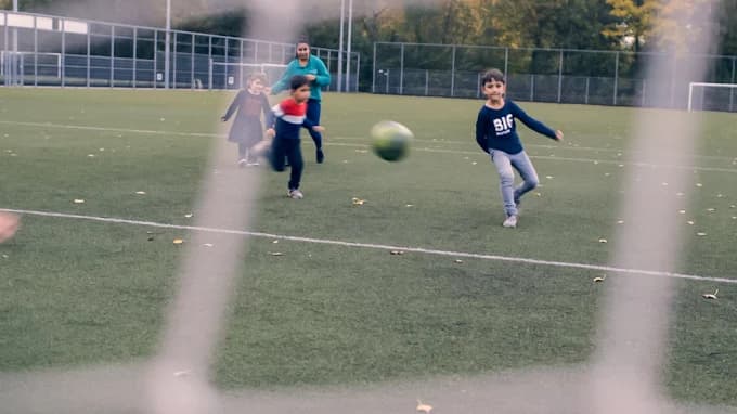 Kinderen tijdens een Sport-BSO activiteit op het voetbalveld